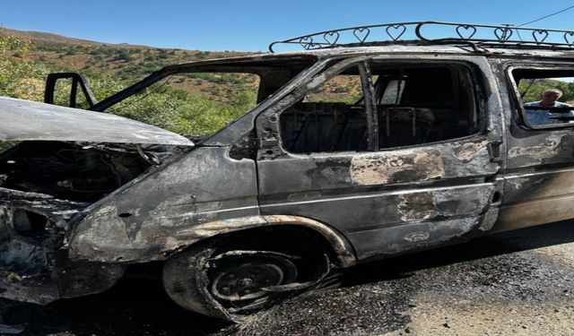 Elazığ’da Minibüs Küle Döndü
