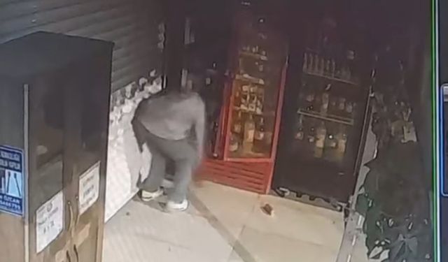 Elazığ’da Büfeden Hırsızlık Kamerada