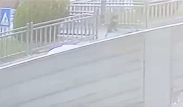 Yola Fırlayan Çocuk Aracın Altında Kalmaktan Son Anda Kurtuldu