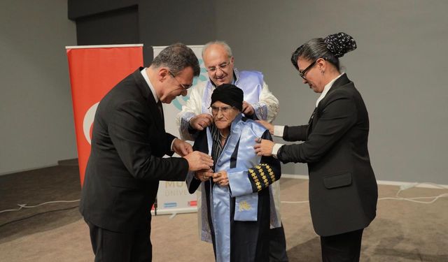 Prof. Dr. Süreyya Yonca Sezer’den Anlamlı An: Cübbesini Annesine Giydirdi