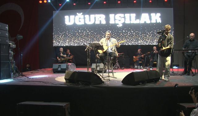 Cumhuriyetin 102. Yılı Elazığ’da Uğur Işılak Konseriyle Coşkuyla Yaşandı
