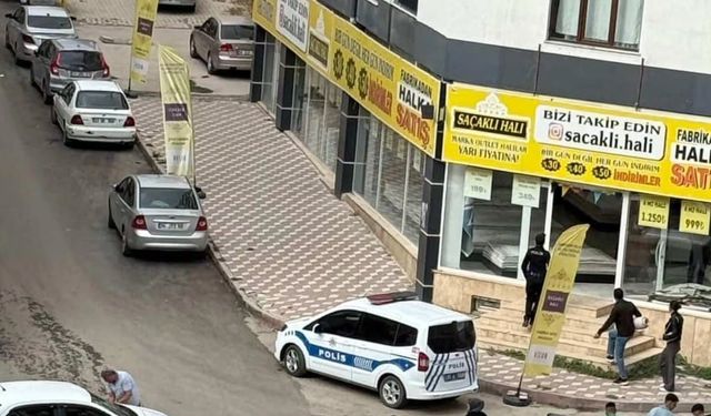 Otomobile Çarpan Motosiklet Sürücüsü Yere Savruldu