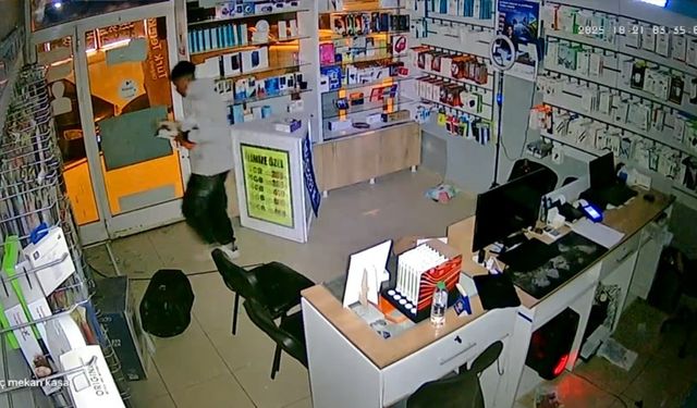 Telefoncunun Camını Kırıp İçeri Girdi: Seçerek Malzeme Çaldığı Anlar Kameraya Yansıdı