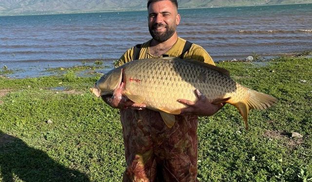 Elazığ’da Amatör Balıkçı 32 Kiloluk Dev Sazan Yakaladı