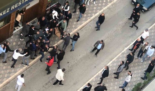 Elazığ’da İki Grup Arasında Kavga: Masa Ve Sandalyeler Havada Uçuştu