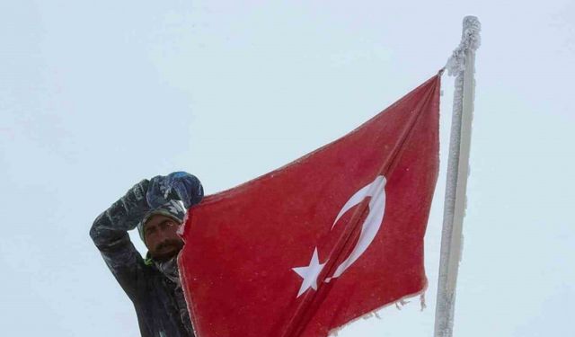 Elazığlı sporcu Cumhuriyet coşkusunu Erciyes’in zirvesine taşıdı