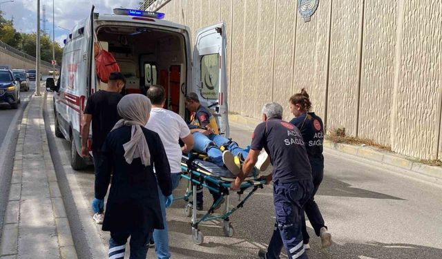 Otomobil Aydınlatma Direğine Çarptı: 3 Yaralı