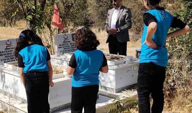 Şehit öğretmenler kabirleri başında anıldı