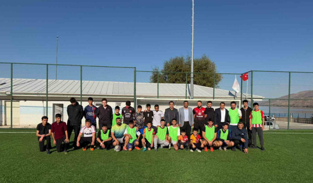 Sivrice’de Öğrenciler ve Veliler Futbol Sahasında Buluştu