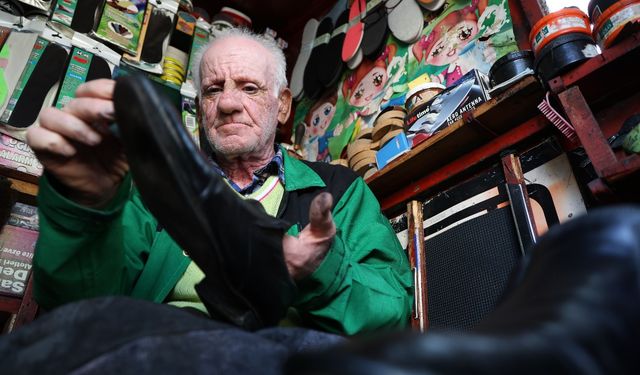 2 Metrekarede 45 Yıllık Ayakkabı Boyacılığı