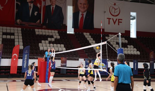 Elazığ Belediyespor’dan Set Vermeden Net Galibiyet