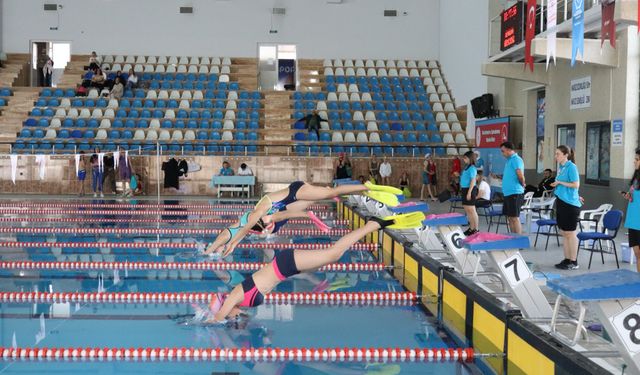 Elazığ’da Paletli Yüzmede Cumhuriyet Coşkusu