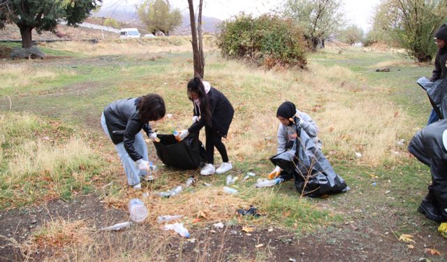 Üniversiteliler “Sivrice Hazar Gölü Nefes Alsın” Projesiyle Gölü Temizliyor