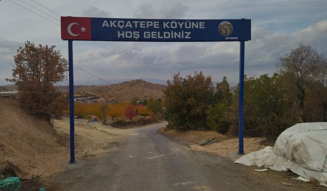 Keban Akçatepe Köyü’ne Yeni Giriş Tabelası Yerleştirildi