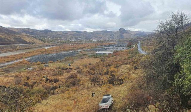 Elazığ’da Kamyonet Şarampole Uçtu