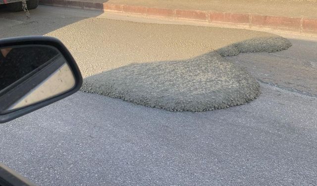 Elazığ’da Mikserden Taşan Beton Asfalt Yola Döküldü