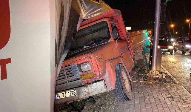 Freni patlayan kamyon önce otomobile ardından inşaat bariyerine çarptı: 2 yaralı