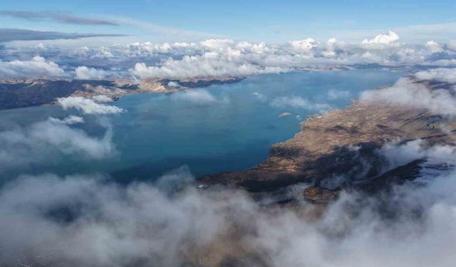 Karla Kaplı Dağ Ve Eteğindeki Göl, Kartpostallık Görüntüler Oluşturdu