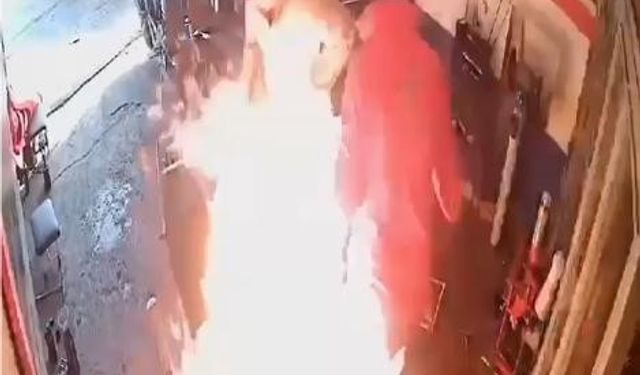 Motosikletteki Yangına Yanıcı Maddeyle Müdahale Edince Alevlerin Arasında Kaldılar: O Anlar Kamerada