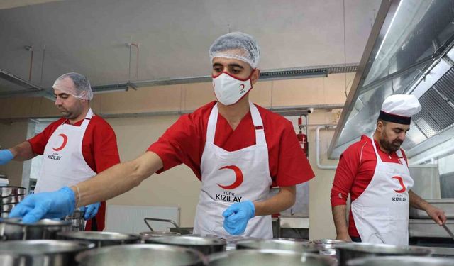 Türk Kızılay Elazığ Şubesi’nden 200 ihtiyaç sahibine sıcak yemek