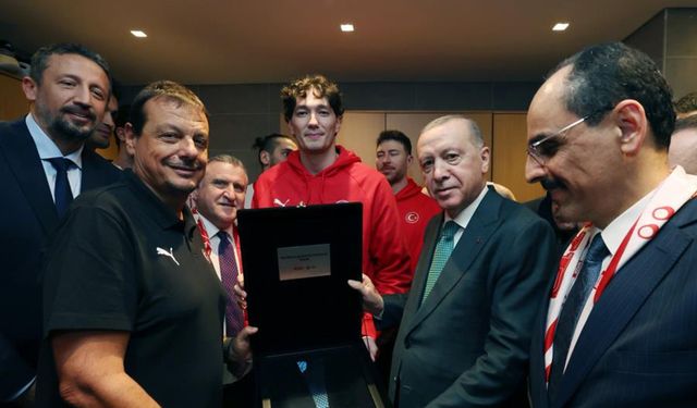 A Milli Erkek Basketbol Takımı, İkincilik Madalyasını Cumhurbaşkanı Erdoğan’a Takdim Etti