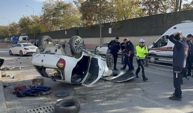 Otomobil Karşı Şeride Geçerek Ters Döndü: 2 Yaralı