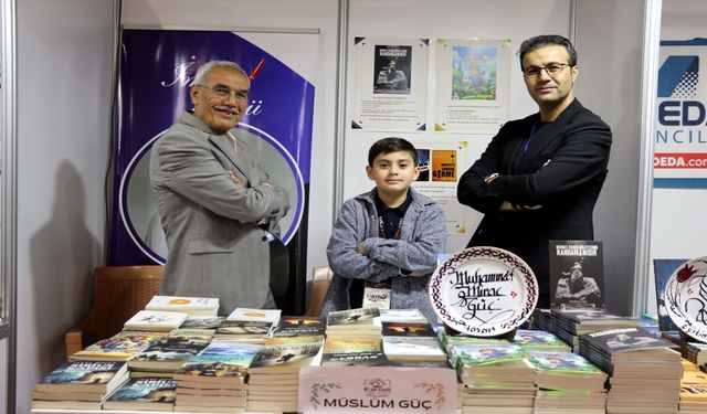 Elazığ’da Üç Kuşak Yazar, Kitap Fuarında Aynı Stantta Buluştu