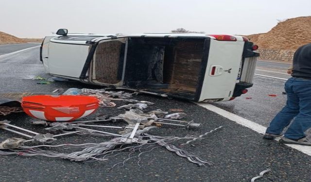 Elazığ’da Kaygan Yolda Kamyonet Devrildi