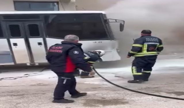 Park Halindeki Midibüs Alev Aldı