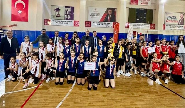 Elazığ’da Mini Kızlar Voleybolunda Büyük Heyecan