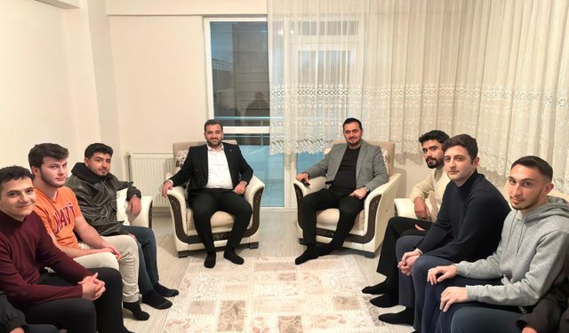 Kapı Kapı Geziyor, Gençlerle Buluşuyorlar