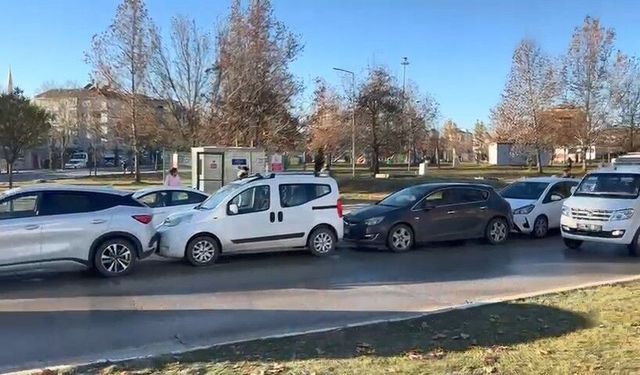 Elazığ’da Buzlanma Zincirleme Kazaya Neden Oldu: 6 Araç Birbirine Girdi