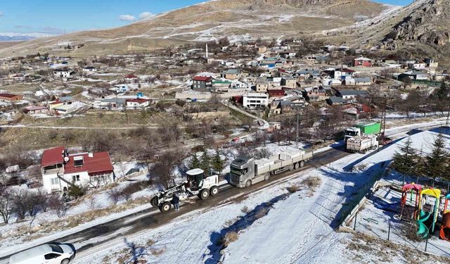 Yolda Mahsur Kalan Tır, Ekipler Tarafından Kurtarıldı