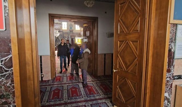 Zabıtayı Gören Dilenciler Camiye Kaçıp Cemaatin Arasına Karıştı