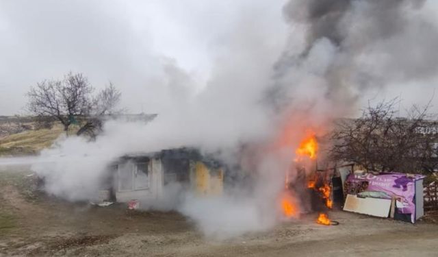 Elazığ’da Odunluk Deposunda Yangın