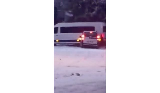 Karlı Yolda Duramayan Araç Minibüse Çarptı