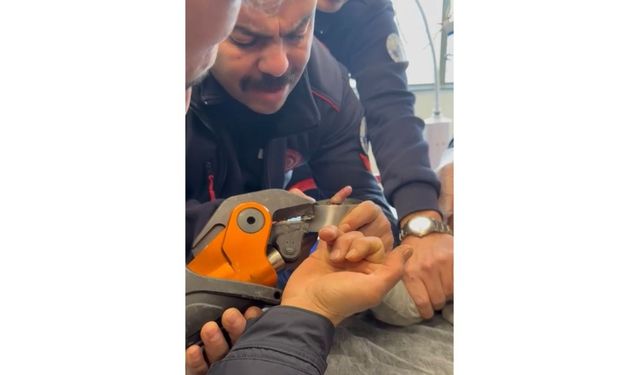 Parmağı Çelik Küllüğe Sıkışan Bebeğin İmdadına İtfaiye Yetişti