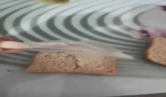 Elazığ’da Ekmeğin İçerisinden Poşet Çıktı