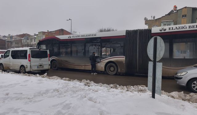 Çöp Kamyonu Belediye Otobüsüne Çarptı: 2 Kişi Yaralandı