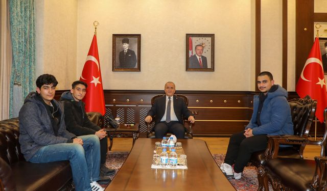 Vali Hatipoğlu’ndan Gençlere Valilik Makamında Özel Kabul