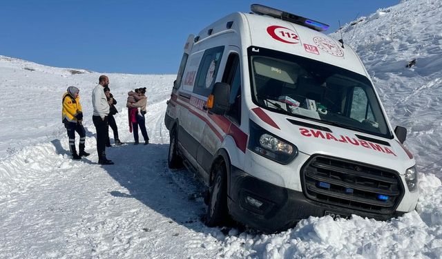 Elazığ'da Hasta Çocuk Greyderle Ambulansa Ulaştırıldı