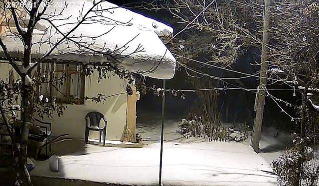 Elazığ'da deprem anı güvenlik kameralarına yansıdı