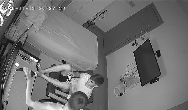 Elazığ'da deprem anı kamerada: Biri panik yaptı, diğeri oyuna devam etti