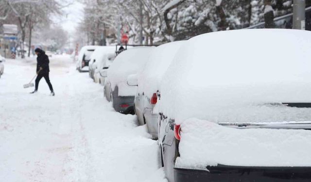 Elazığ'da Kar Kalınlığı 20 Santimetreyi Buldu, Araçlar Görünmez Hale Geldi