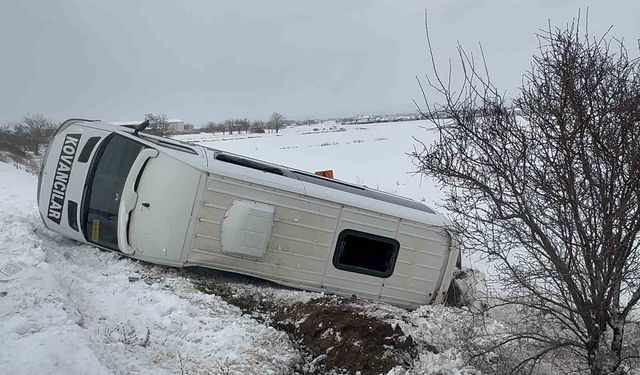Elazığ'da minibüs şarampole devrildi: 9 yaralı