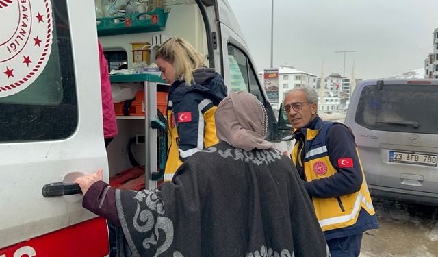 Elazığ'da sitede doğal gaz zehirlenmesi: 1'i çocuk 6 kişi hastaneye kaldırıldı