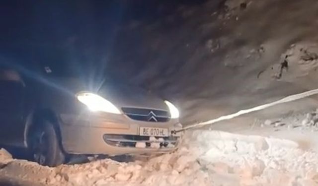 Elazığ'da Yolda Mahsur Kalan Araç Kurtarıldı