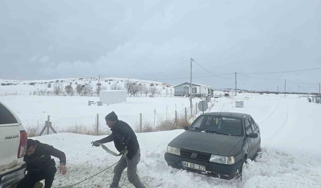 Göreve giden valilik koruma ekibi, yolda kalan vatandaşı kurtardı