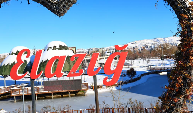 Hava Sıcaklıklarının Eksi 13'ü Gördüğü Kentte Süs Havuzları Dondu