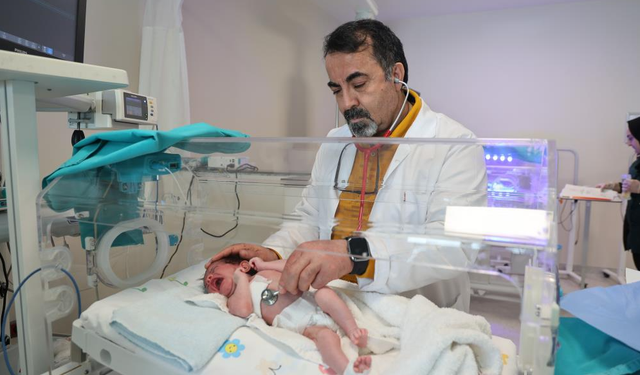 Doğuştan Yemek Borusu Olmayan 4 Günlük Bebek, Elazığ'da Hayata Tutundu